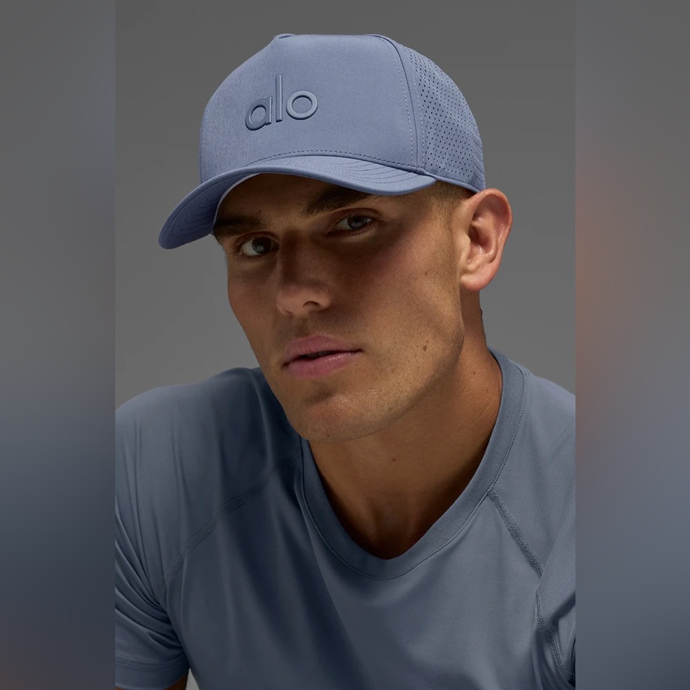 ALO YOGA | ✨NEW✨ Performance District Trucker Hat in Bluestone - Picture 4 of 6